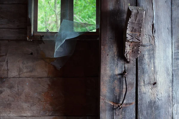 Старые деревянные двери — стоковое фото