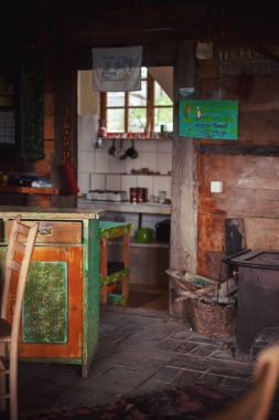 Eski bir ahşap Sırp ev iç