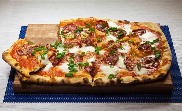 Pizza con salchichas y pimienta —  Fotos de Stock