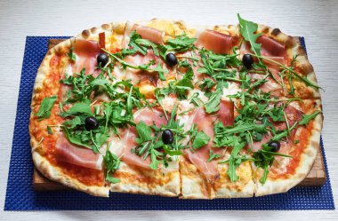 Jambon, maydanoz ve zeytin pizza