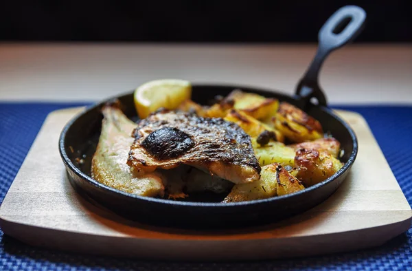 Trozos de pescado y patata en la sartén —  Fotos de Stock