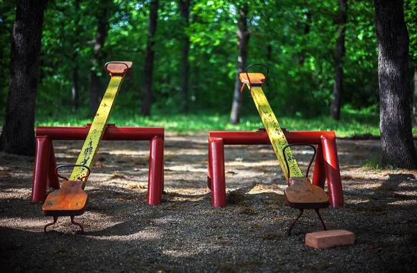 都市公園におけるティーターズします。 — ストック写真