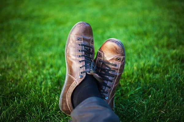 Piernas en zapatos sobre hierba — Foto de Stock