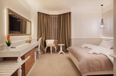 Bir otel odasının içinde.