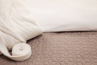 Yatakta beyaz yeni bornoz