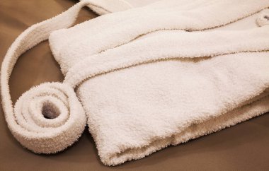 Yatakta beyaz yeni bornoz