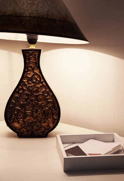 Dekorative Lampe und Block und Stift — Stockfoto