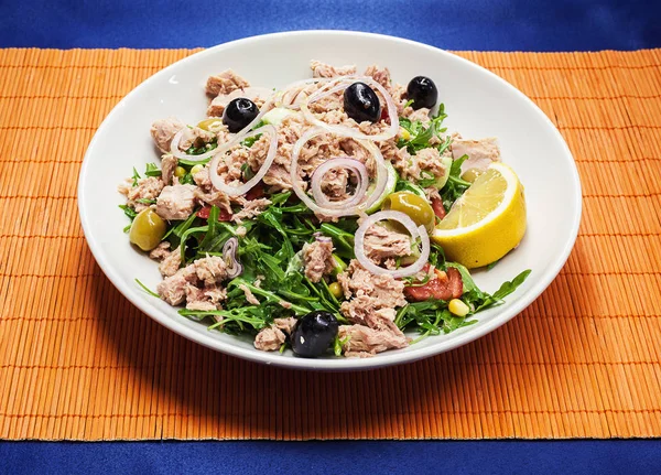 Pescado, ensalada verde y cebolla —  Fotos de Stock