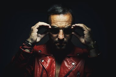 Kırmızı deri ceketli adamı
