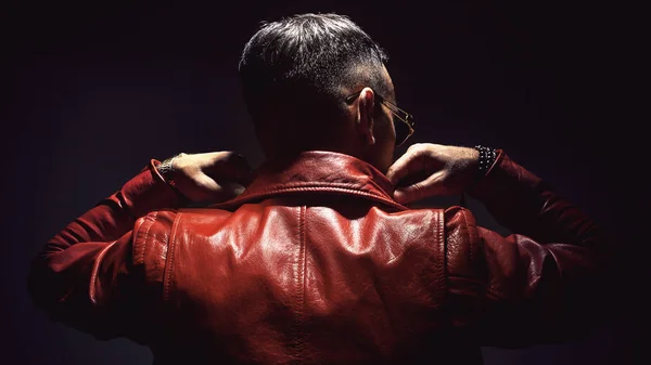 Hombre en chaqueta de cuero rojo — Foto de Stock