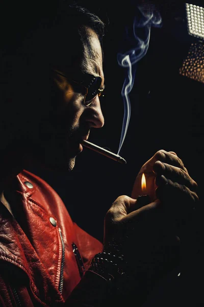 Чоловік в червоній шкіряній куртці з сигарою — стокове фото