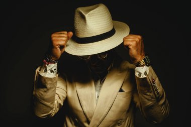 Şapkalı mutlu adam.