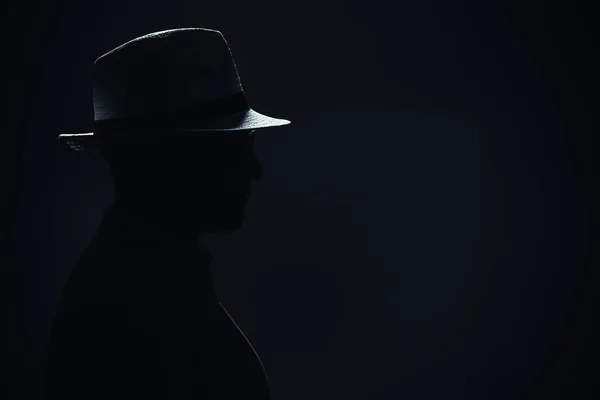 Silhouette d'un homme avec chapeau — Photo