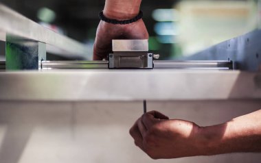 Yeni makine üzerinde çalışıyor 