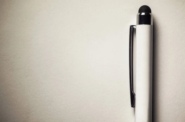 Белая ручка на белой бумаге — стоковое фото