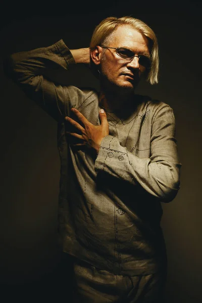 Portret mężczyzny w garniturze Quasi — Zdjęcie stockowe