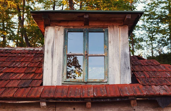 Έξω από ένα παλιό ξύλινο σπίτι — Φωτογραφία Αρχείου
