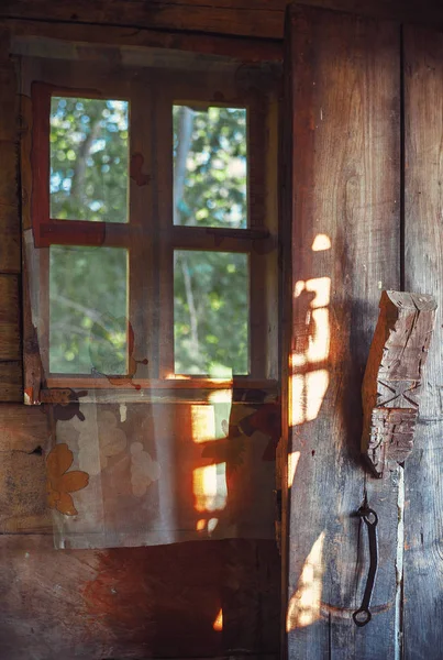 Dentro da velha casa de madeira — Fotografia de Stock