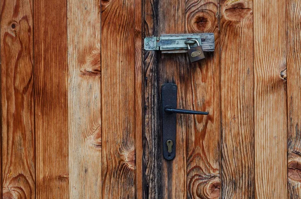 Puerta vieja resistida con cerradura —  Fotos de Stock