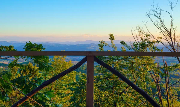 Dřevěný plot z dřevěné terasy — Stock fotografie