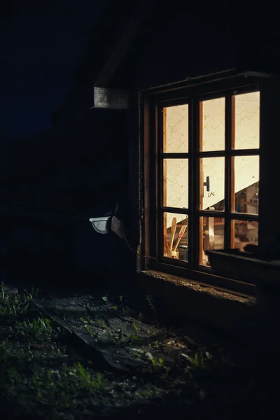 Fönster i ett gammalt hus — Stockfoto