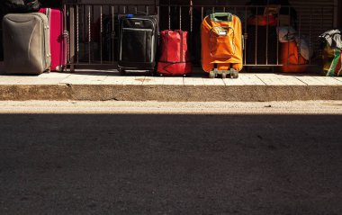 Kaldırımda seyahat çantaları