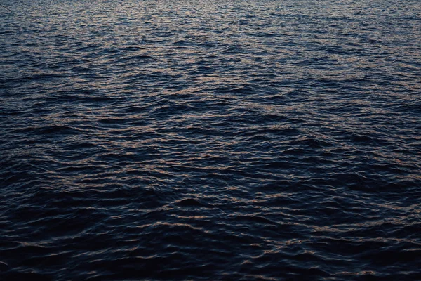 Superfície do mar durante o pôr do sol — Fotografia de Stock