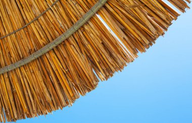 Reed güneş şemsiyesi ve gökyüzü