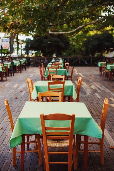 Houten stoelen en tafels — Stockfoto