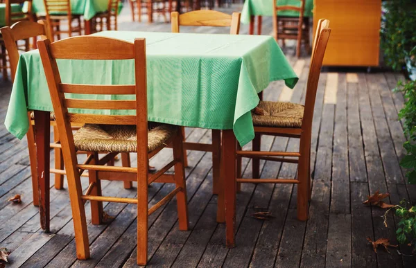 Trästolar och bord — Stockfoto