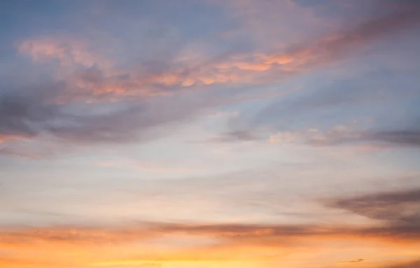 Тендітні барвисті хмари — стокове фото