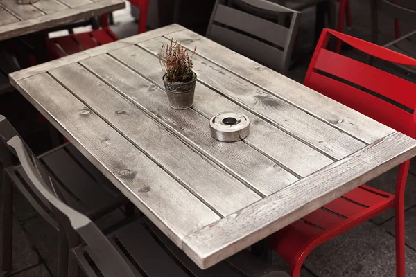 Ξύλινο τραπέζι στο εστιατόριο — Φωτογραφία Αρχείου