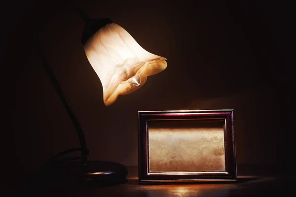 Retro Lamp en fotolijst — Stockfoto