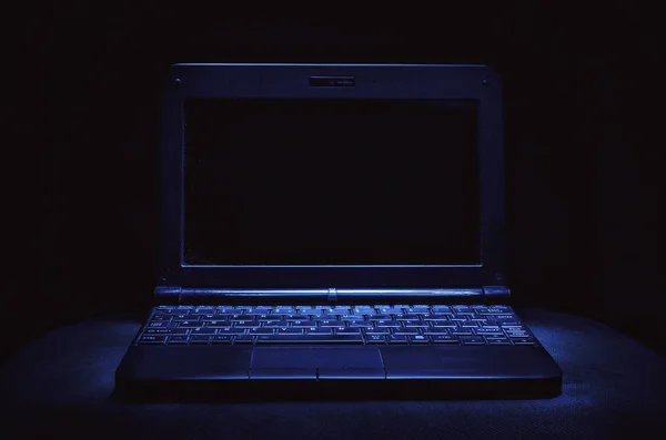 Laptop velho empoeirado — Fotografia de Stock