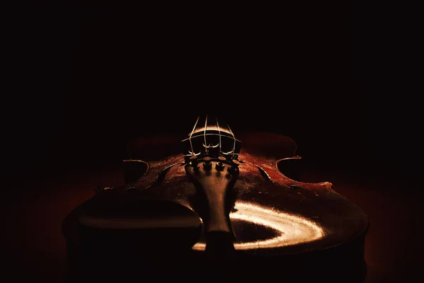 暗闇の中でヴァイオリン — ストック写真