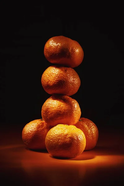 Mandarina en la superficie naranja —  Fotos de Stock