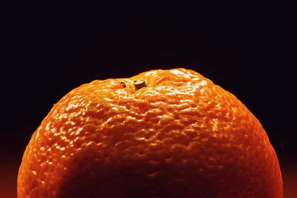 Мандарин на помаранчевий поверхні — стокове фото