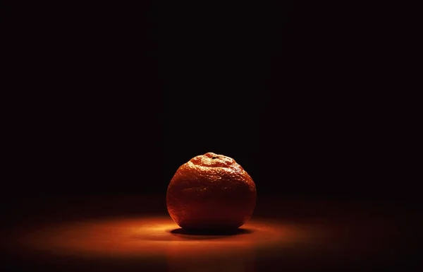 Mandarina en la superficie naranja —  Fotos de Stock