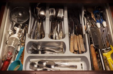 Çekmecede mutfak eşyaları