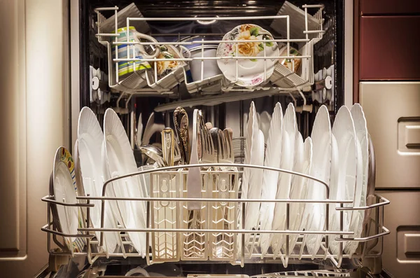 Чистий посуд у посудомийній машині — стокове фото