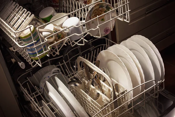 Чистые тарелки в посудомоечной машине — стоковое фото