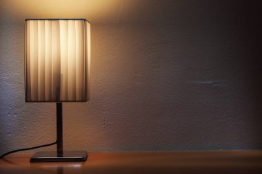 Küçük dekoratif masa lambası