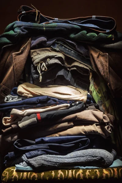 Várias roupas na cadeira — Fotografia de Stock