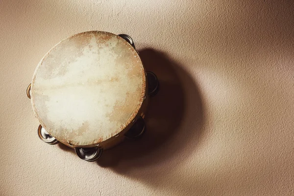 Tambourin en bois sur le mur — Photo