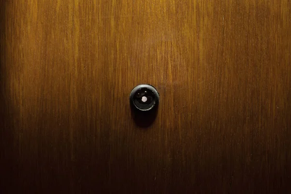 Ματάκι σε ξύλινες πόρτες — Φωτογραφία Αρχείου