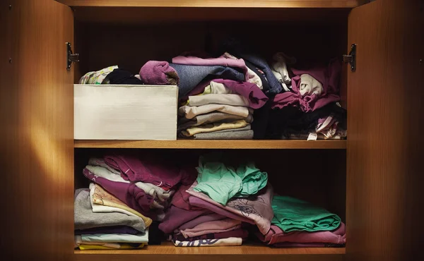 Dětské oblečení ve skříni — Stock fotografie