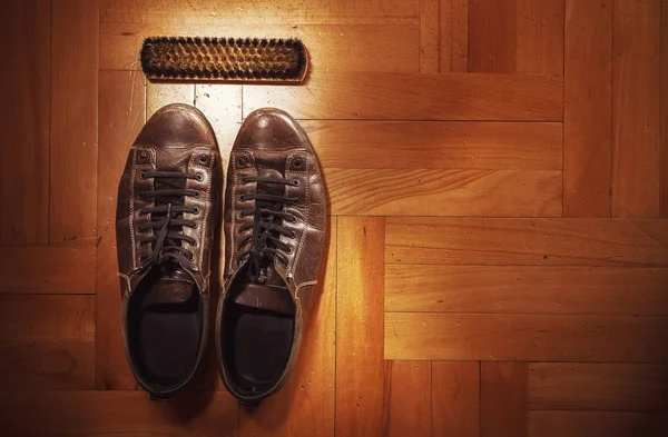 Zapatos de cuero viejos en parquet — Foto de Stock