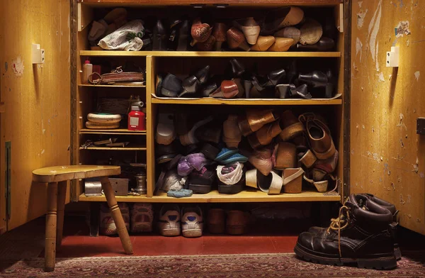 Staré boty v šatníku — Stock fotografie