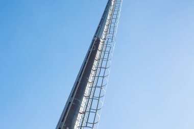 Yüksek merdivenler ve mavi gökyüzü