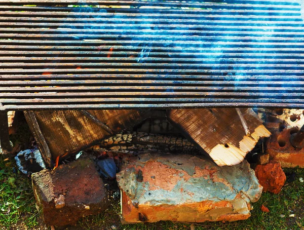 Brinnande eld under grillen — Stockfoto